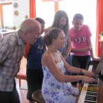 zongorán és fuvolán előadtuk kamaradarabunkat, Sosztakovics Tréfás keringőjét és egy Liszt-etüdöt.